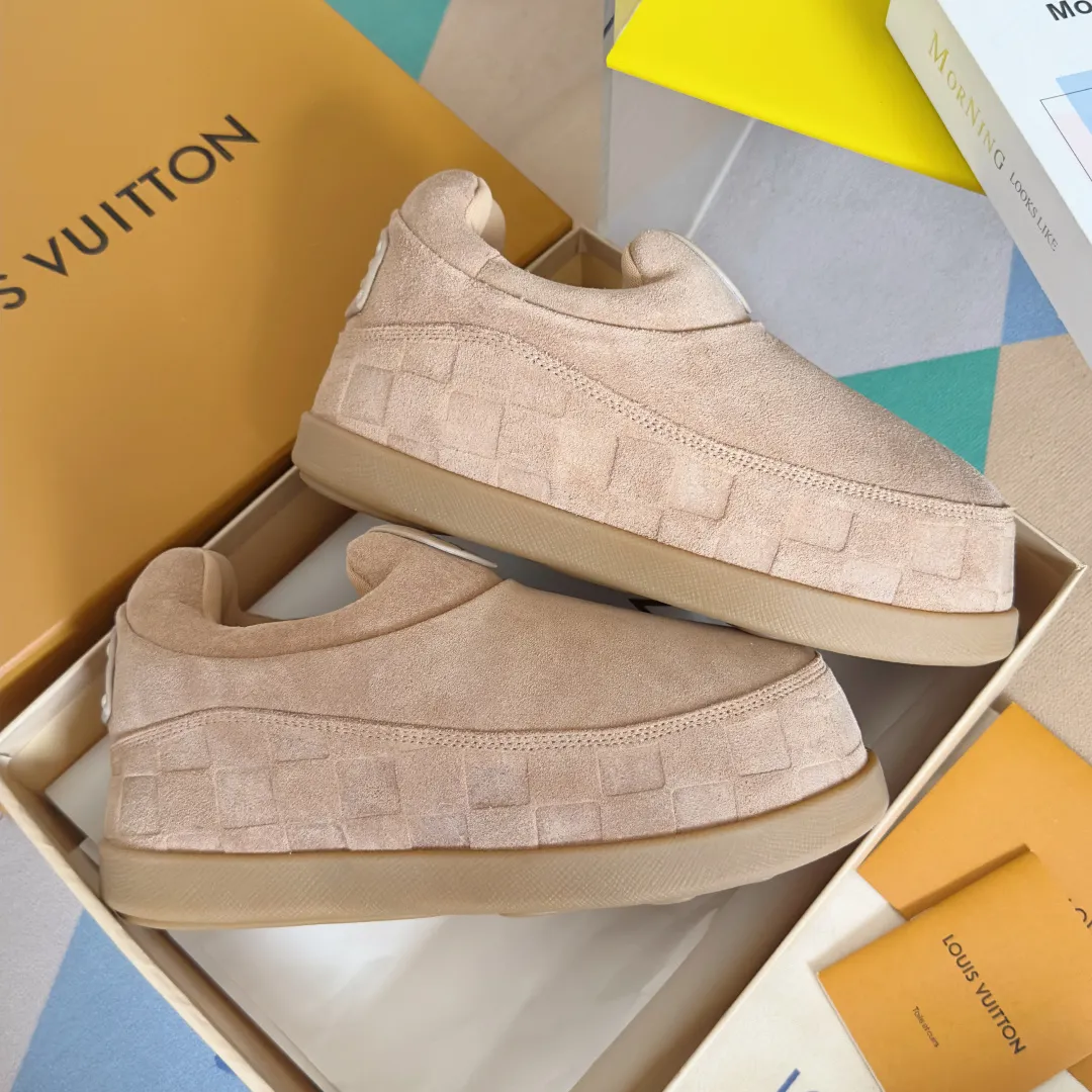 [L Family x Ingo joint model] Top P: 820💰 ▪️Size: Women's 35-40 (customized at 41.42 for women). Men's 39-44 (customized at 38.45.46) LV x Ingo joint model Top version Fatty Forrest Gump shoes Thick sole Couple model Casual sports shoes Original purchase and development Production LV Yeti lace-up shoes from LV Yeti The series combines Japanese "small feet" fashion aesthetics with classic Louis Vuitton elements in avant-garde strokes, subtly paying tribute to the traditional Japanese culture of taking off shoes when entering the house. The suede cow leather is partially embossed with Nigo's reinterpreted Damier pattern, and the comfortable casual shoe configuration highlights street style. Exquisite packaging at the delivery counter🛍📦 ▪️Fabric: Original imported first-layer cowhide ▪️Inner lining: Original custom-made breathable mesh ▪️Sole: Original molded non-slip TPU material ▪️Sole thickness: 5CM